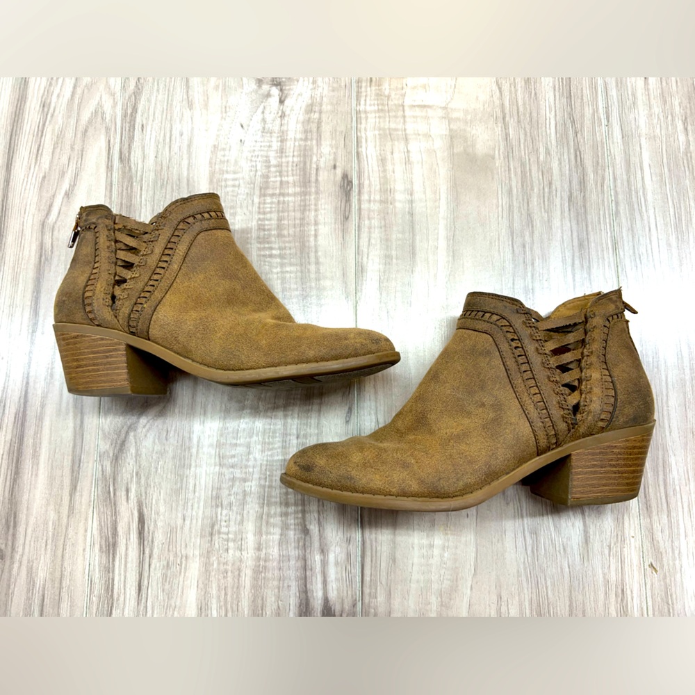 Woman’s booties- 6.5